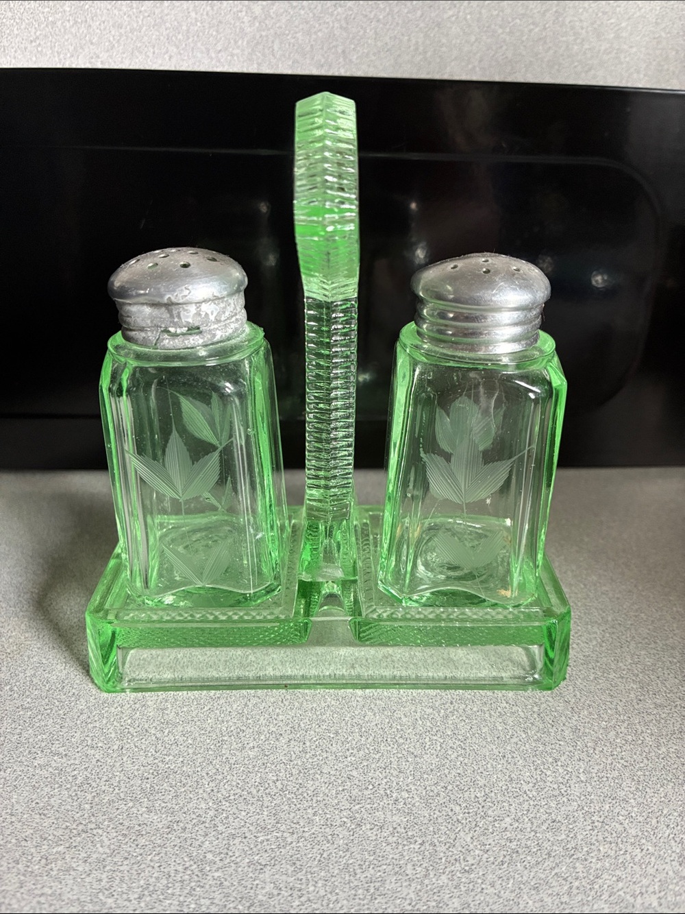 Green Uranium Glass Salt and Pepper Shaker Set with Caddy-depression antique - Picture 6 of 6